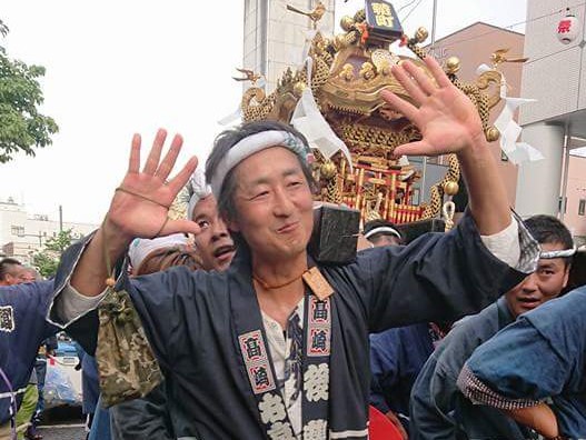 鞘町「右京会」にて伝統の神輿に汗を流す。