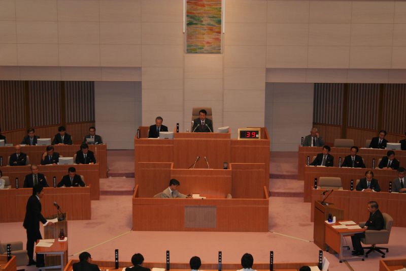 ９月定例議会で初めて一般質問の壇上に立ち、大澤知事と「本物の県政刷新」について真剣討論。地元高崎から６５名の大応援団。