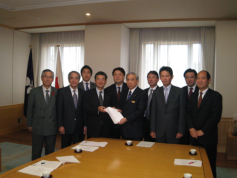 後藤が作成責任者として取りまとめた「リベラル群馬０９年度予算要望書」を大澤知事に提出。