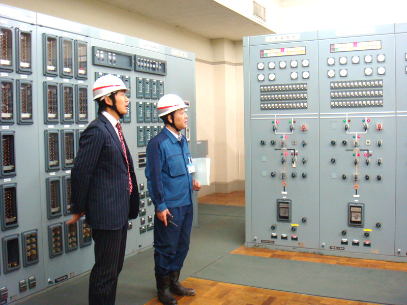 東京電力信濃川発電所を視察。自然エネルギー発電の最先端技術を学ぶ。