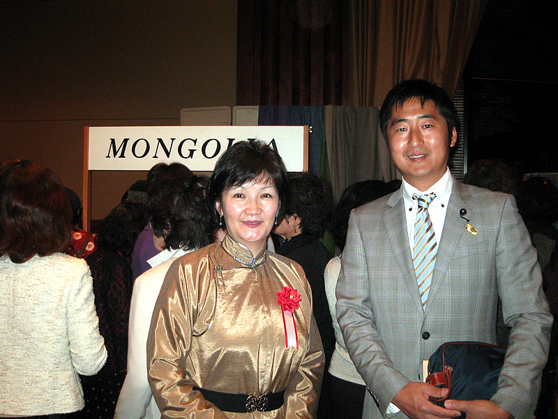 アジア２５カ国の大使館の婦人友好会による「アジアの祭典・チャリティバザー」を視察。群馬の魅力発信の可能性を探る。写真は今回参加した静岡県のブース前、モンゴル大使夫人と。