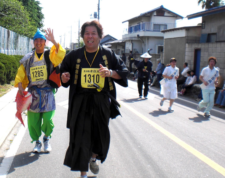 山田市議、高崎市役所の皆さんと安中の市民マラソン大会「安政遠足」に出場。過去の栄光も見る影なく８２０位と惨敗。