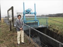 栃木県那須塩原市の「百村発電所」を調査。農業用水を活用した先進的な小水力発電の有用性を学ぶ。